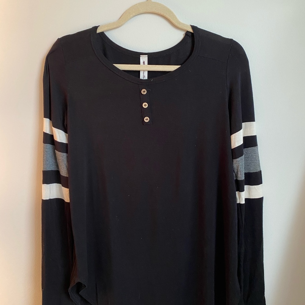 Black relaxed fit t-shirt with stripe detail!
